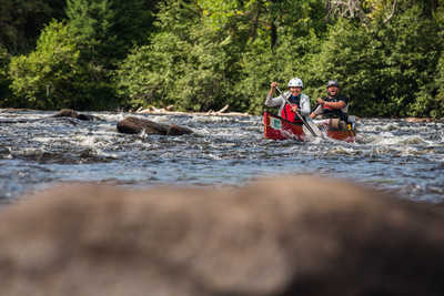 Canoe en eaux vives © Colin Canoe en eaux vives au Québec, Canada