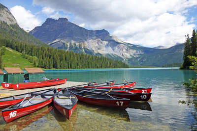Canoës rouges sur le bord du lac Emerald dans les Rocheuses canadiennes