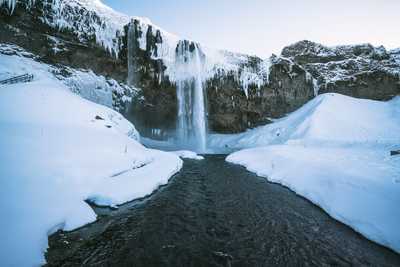 Cascade sous la neige d'Islande - © Pie Jonatan Cascade sous la neige d'Islande