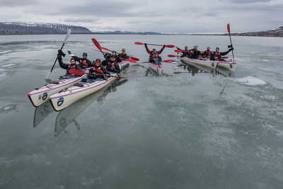 Groupe en kayak au Spitzberg l'été - © Yannick Long Groupe en kayak au Spitzberg l'été