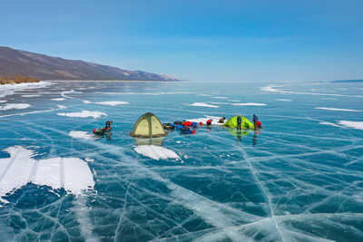 Tentes sur le lac baikal - © Propeller Video Tentes sur le lac baikal