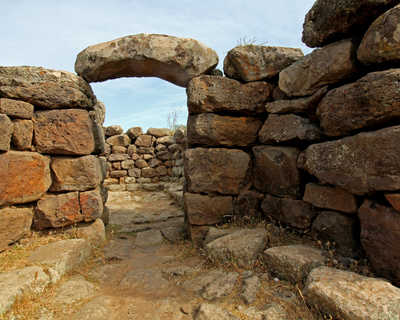 arc d'accès à un lieu de culte tamis nuragico di Serra Orrios presso Dorgali en Sardaigne