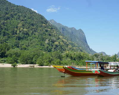 barque sur fleuve de Nam Ou au Laos