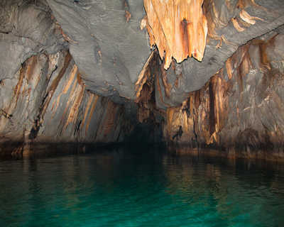Bateaux dans la grotte de la rivière souterraine de Puerto Princesa à Palawan, Philippines