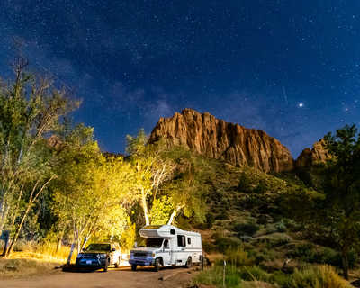 Camping car en dessous des étoiles à Capitol Reef National Park, Utah, USA