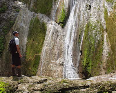 cascade dans la foret du Cerro Escondido, dans péninsule de Nicoya