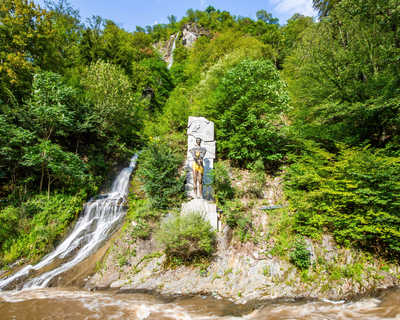 cascade et statue de Prométhée de Borjomi en Géorgie