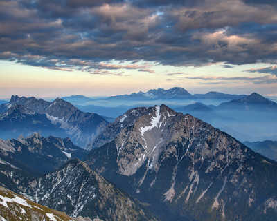 Crêtes rocheuses des chaînes Karavanke et Kamnisko Savinjske dans les Alpes, Slovénie, Europe