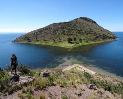 Randonneuse devant l'île du lac Titicaca, au large des côtes
