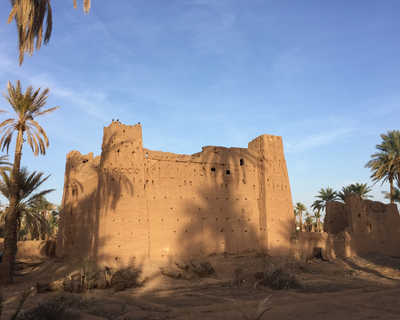 Kasbah dans le désert de Tazzarine au Maroc