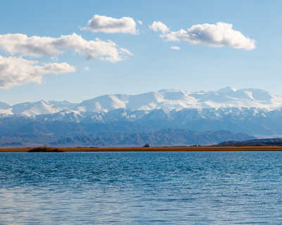 Lac Issyk-Kul avec des montagnes en fond au Kirghizistan