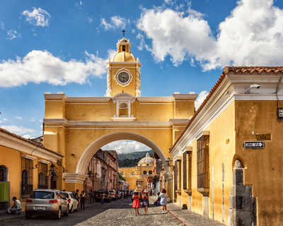 l'arc de Santa Catalina et l'église de Merced à Antigua au Guatemala