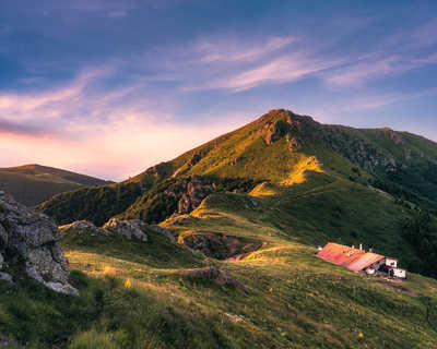 lever de soleil sur le mont Balkan en Bulgarie