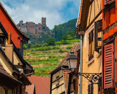 maisons à colombages colorées dans les rues du village alsacien de Riquewihr