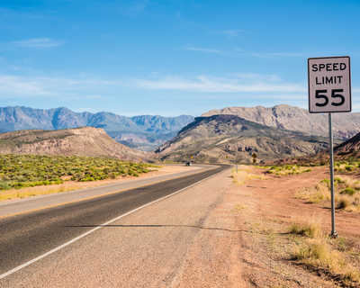 panneau Speed limit 55 à Death Valley, USA