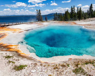 Parc national de Yellowstone source thermale chaude dans la région du bassin West Thumb Geyser, Wyoming, États-Unis