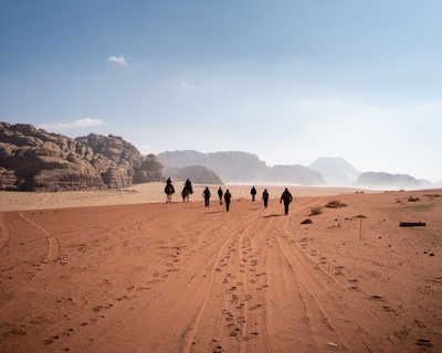 Petit groupe en randonnée dans le désert du Wadu Rum