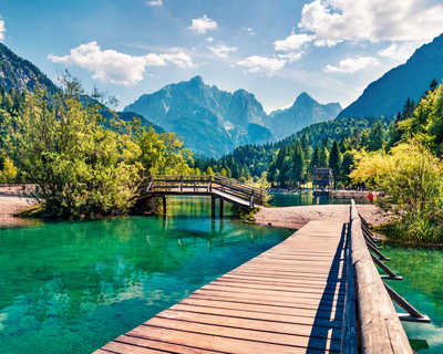 Pont en bois sur le lac Jasna. Vue panoramique sur les Alpes juliennes, parc national du Triglav. , Slovénie, Europe