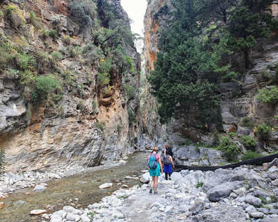 Randonneurs dans les gorges de Samaria en Crète