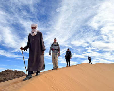 Randonneurs et guide dans le Tassili N'Ajjer, Djanet, Algérie