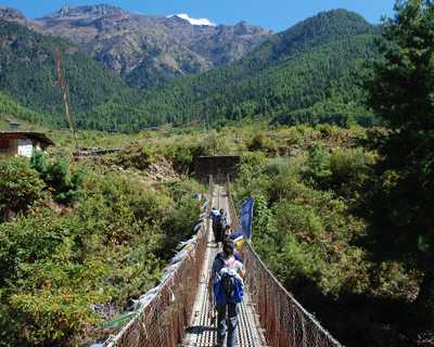 Randonneurs sur un pont suspendu au Bhoutan
