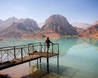 randonneuse se relaxant près du lac Iskanderkul, Tadjikistan.