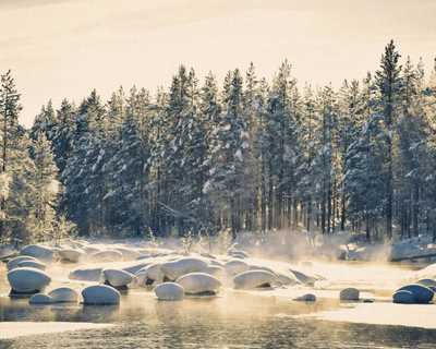 Rivière en hiver en Laponie Suédoise