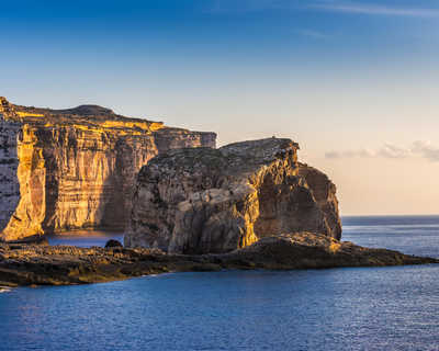 rocher Fungus sur l'île de Gozo dans la baie de Dwejra au coucher du soleil, Malte
