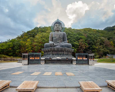 statue dans le parc National de Seoraksan en Corée du Sud