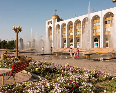 touristes sur la place Ala-Too, à Bichkek, au Kirghizistan.
