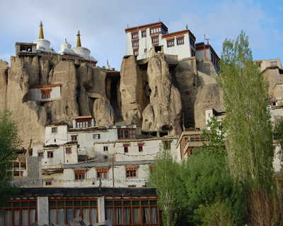 Village et monastère de Lamayuru cerné par les montagnes du Zanskar en Inde Himalayenne