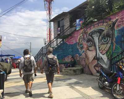 Voyageurs dans le quartier de la Comuna 13 à Medellin