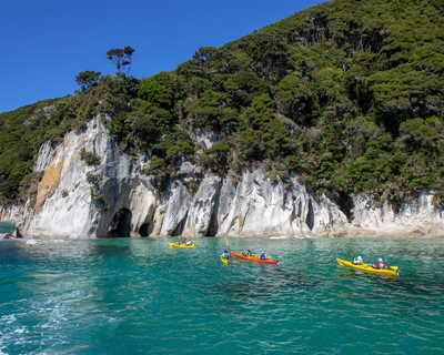 Voyageurs en sortie kayak près du Parc National d'Abel Tasman en Nouvelle-Zélande
