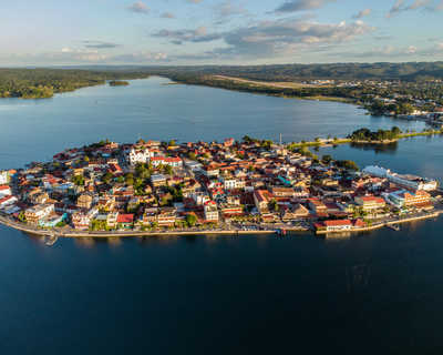 vue aérienne de l'île de Flores à Petén au Guatemala