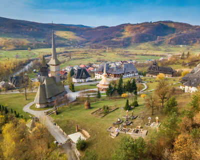 Vue aérienne du monastère de Barsana dans la région de Maramures, Roumanie