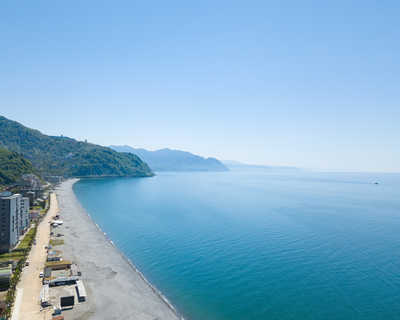 Vue sur la côte de la mer Noire à Gonio en Géorgie