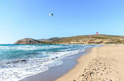 Plage de Prasonisi avec kitesurfers surfant dans les vagues (Rhodes, Grèce)