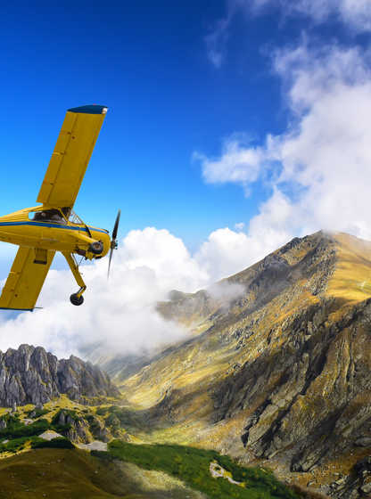 Avion survolant les montagnes