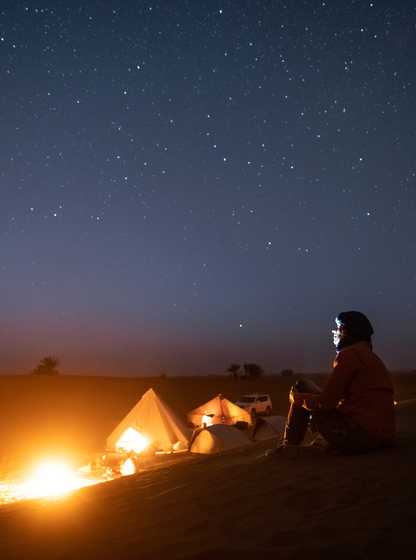 Soirée au coin du feu au campement, désert marocain