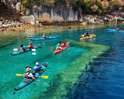 Groupe de kayakistes sur la côte lycienne en Turquie