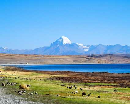 Le Mont Kailash depuis le lac Manasarovar au Tibet