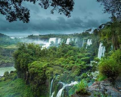 Les chutes d'Iguazu dans une végétation luxuriante, entre Argentine et Brésil