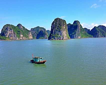 Navigation sur la Baie de Bai Tu Long au Vietnam