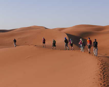 Petit groupe de randonneurs dans le désert marocain