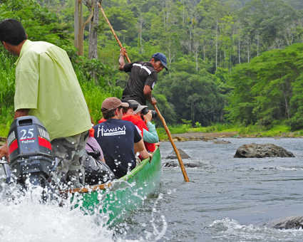 Pirogue sur le Rio Yorking pour se rendre chez les indiens Bribri, entre Costa Rica et Panama