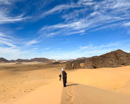 Randonneurs et guide touareg dans le désert du Sahara en Algérie