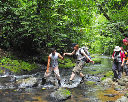 Traversée de rio dans le parc national Corcovado