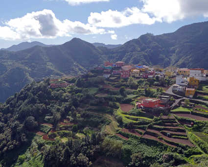 Vue aérienne des montagnes d'Anaga et d'un village