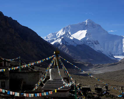 Vue sur la face nord de l'Everest depuis le monastère de Rongbuk au Tibet