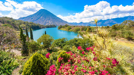 Baie du lac Atitlan avec le volcan San Pedro en toile en fond au Guatemala